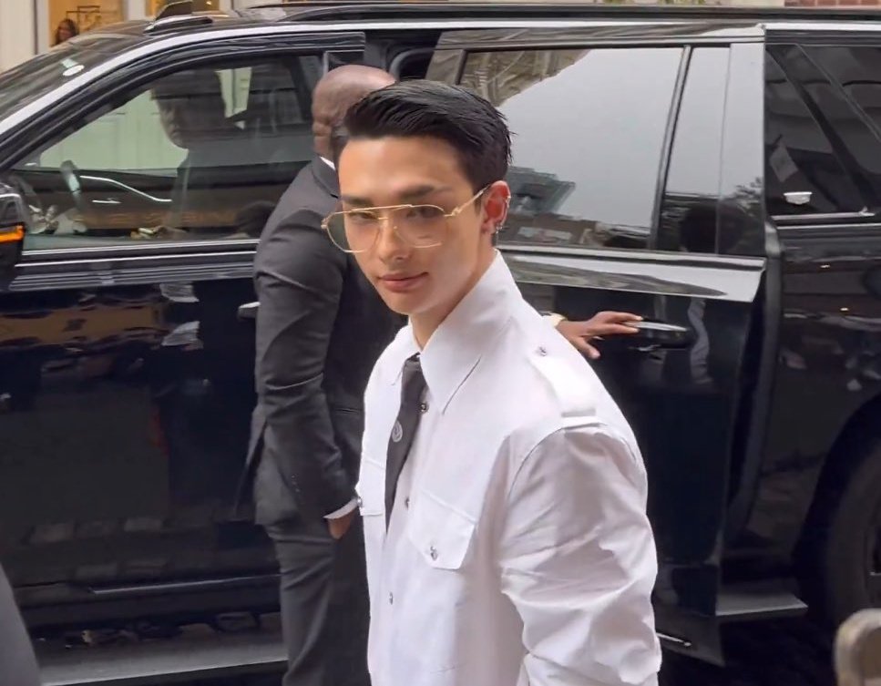 HHJCentral's tweet photo. HE LOOKS SO FINE

HYUNJIN AT VERSACE NYC STORE
#HYUNJIN_VersaceNYC https://t.co/zbHU2ZbQ28
