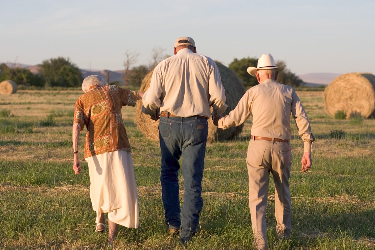 People in these 5 regions have the world's longest lifespans.

Compared to Americans, they:

• Are 10x more likely to reach 100
• Have 5x less chronic disease

Their secret? Not expensive meds or strict diets

But 9 simple habits that make longevity automatic:🧵