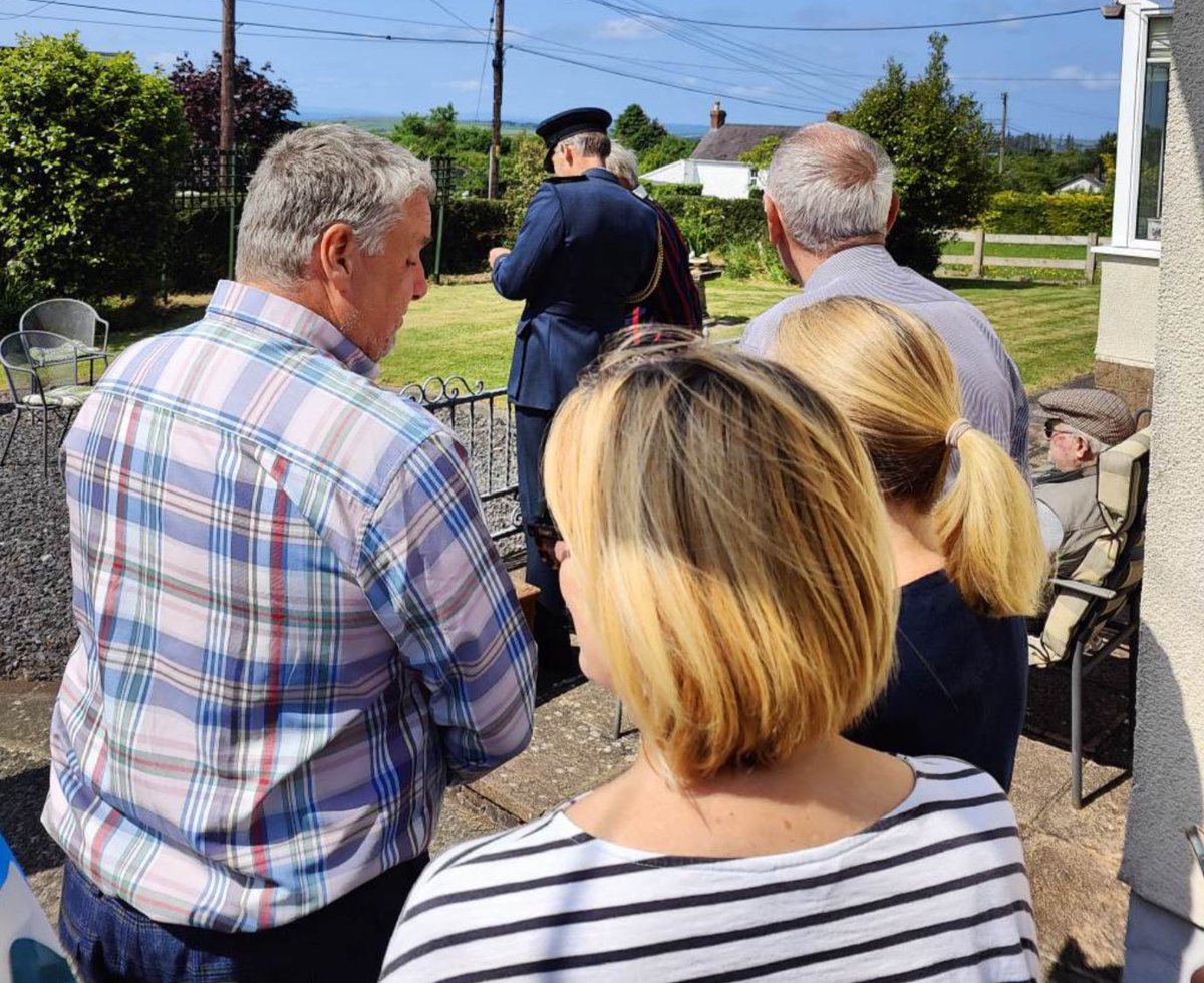 Braf ymuno â dathliad hedfan heibio teilwng i ddathlu pen-blwydd y cyn-filwr John Martin yn 103 oed. Yn 1944, cafodd John ei wneud yn garcharwr rhyfel ar ôl dianc o awyren oedd ar dân 20,000 troedfedd uwchben Berlin. Hyfryd clywed stori John a'i gofiant amser rhyfel.