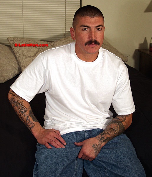 B33000568's tweet photo. Bring back this cholo thug aesthetic! #bilatinmen #mexican #mexicano #cholo #cholos #gangster #latino #latinmen #thugs https://t.co/hDWr0az8LC