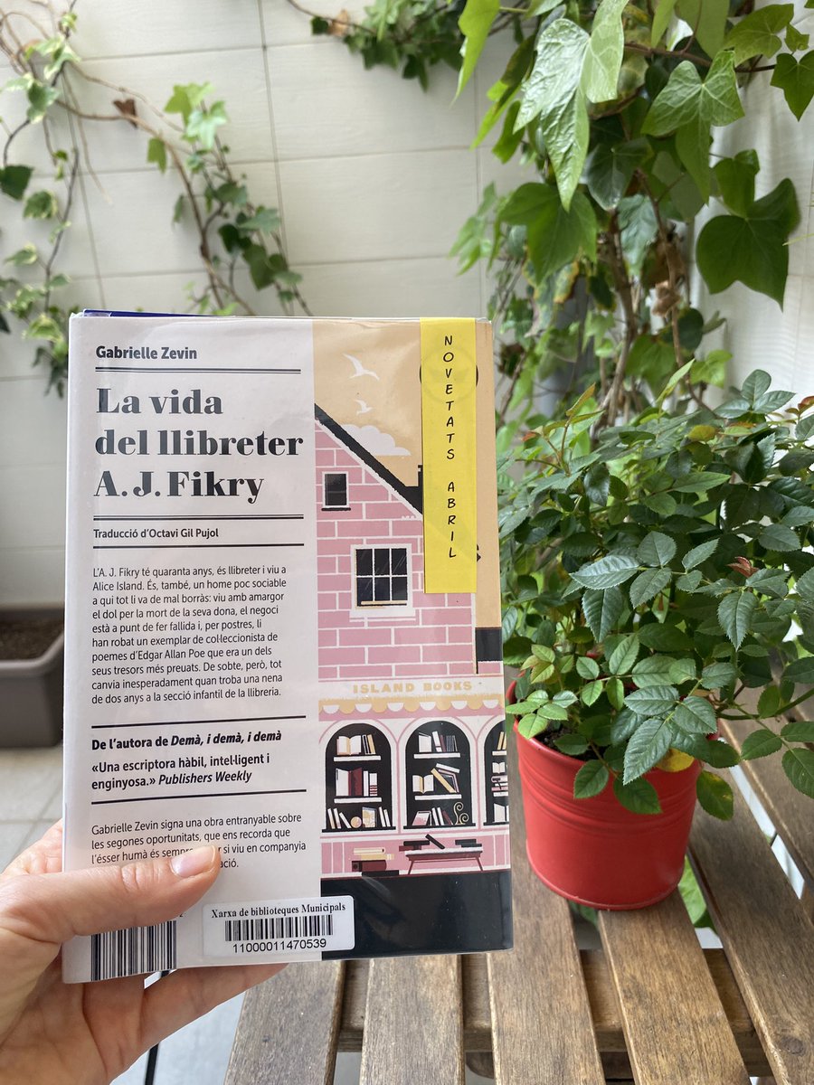 📚: “… a mi m’agrada molt parlar de llibres amb la gent que s’ho passa bé parlant de llibres. M’agrada el paper. M’agrada el seu tacte, m’agrada notar-me un llibre a la butxaca del darrere. I també m’agrada l’olor dels llibres nous”.

A mi, també 🖤