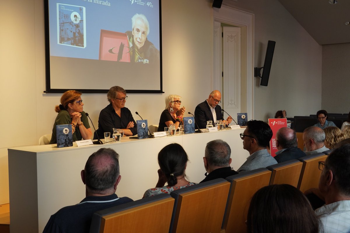 📚Comença l’acte de presentació del llibre "Colita, el poder de la mirada", amb la sala d’actes plena de gom a gom per retre homenatge a una gran dona, figura clau del fotoperiodisme català i #PremiOficiPeriodista2023