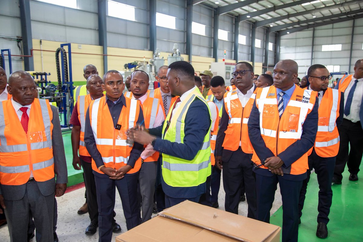 TTCLCorporation's tweet photo. Waziri wa Mawasiliano na Teknolojia ya Habari, Mhe. Jerry Silaa, amefanya ziara ya kikazi katika kiwanda cha kutengeneza nyaya za faiba na simu janja(smartphone) kinachomilikiwa na kampuni ya Raddy Faiber, kilichopo Wilaya ya Mkuranga, mkoani Pwani. https://t.co/7HYx3eyhCy