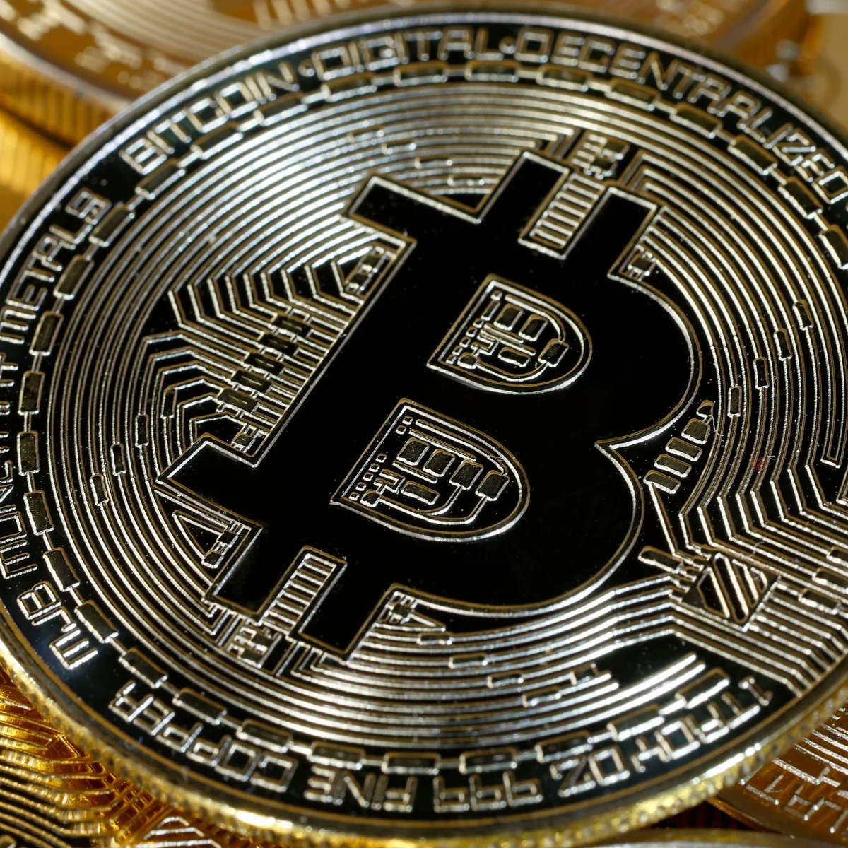 Oro vs Bitcoin

Mójense,

¿Cuál prefieren?