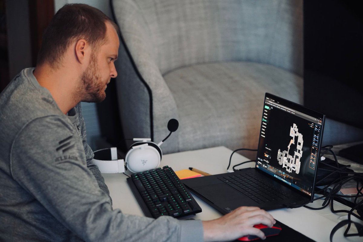 When is Eleague coming back?😍

No but seriously, having the <a href="/TeamRazer/">Team RΛZΞR</a> Blade makes my job so much more enjoyable, being able to sneak in a few games as well🌚