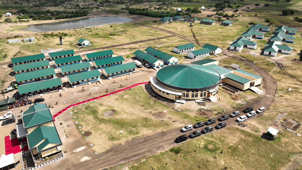 SHULE YA SEKONDARI YA WASICHANA SIMIYU 

Shule hiyo imejengwa kwa gharama ya zaidi ya shilingi bilioni 4.

Shule hii ni miongoni mwa shule 26 zinazojengwa katika mikoa yote.

#TikiKwaSamia
#MamaYukoKazini 
#MamaAnafanikisha
