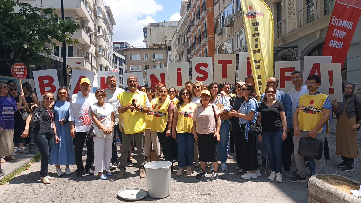 #ASMdeAdaletİstiyoruz 

Biz Açlıkla Terbiye Edilmeyeceğiz Birlik ve Dayanışma Sendikası 1.Şube Başkanı Dr Ahmet Mehlepci, halkın sağlığını korumaya çalışan ebelerin, hemşirelerin ve hekimlerin performans kriterlerine bağlı olarak cezalandırıldığını ifade ederek, şunları söyledi: