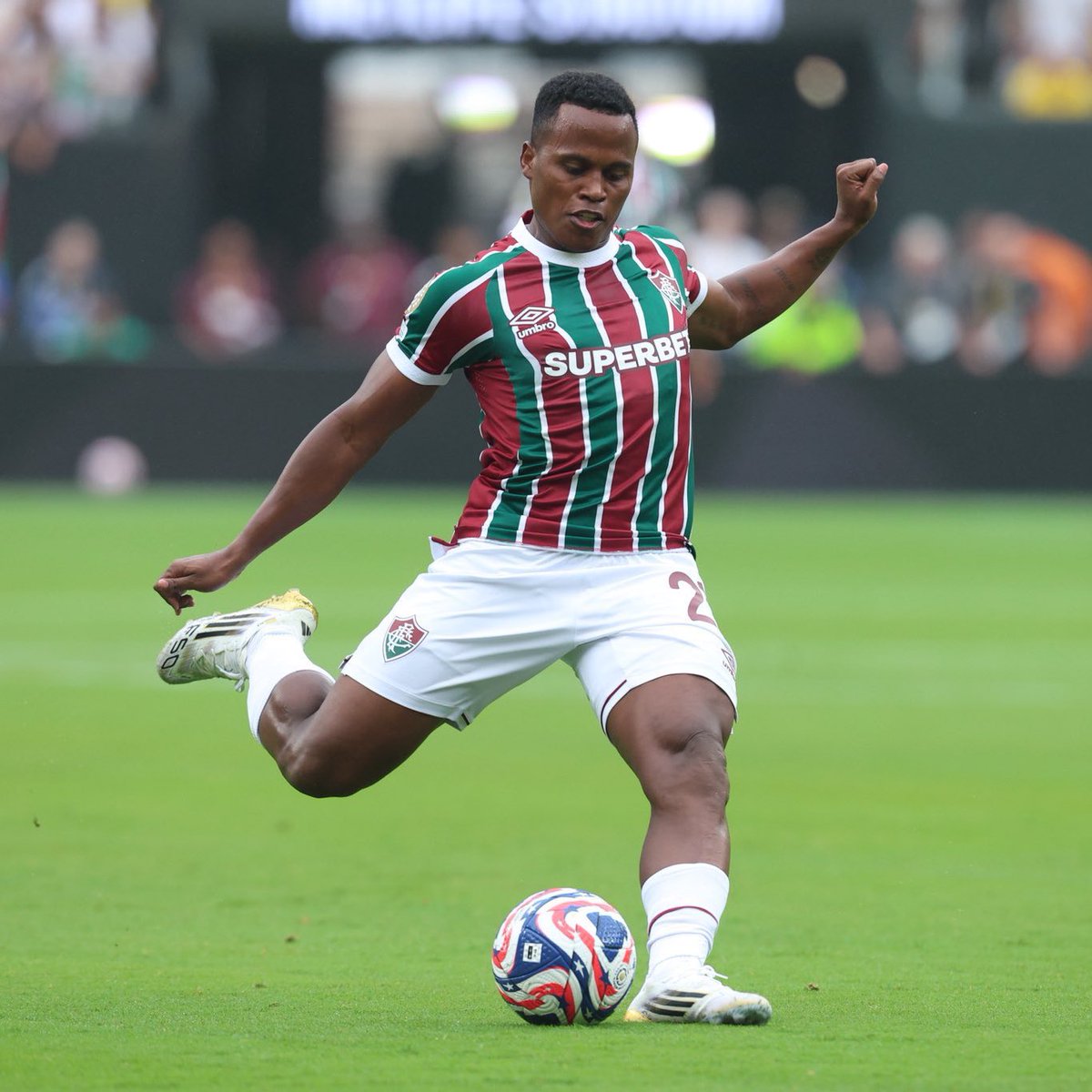 Um dos melhores jogadores do nosso futebol.

Absurdo o que tá jogando Jhon Arias