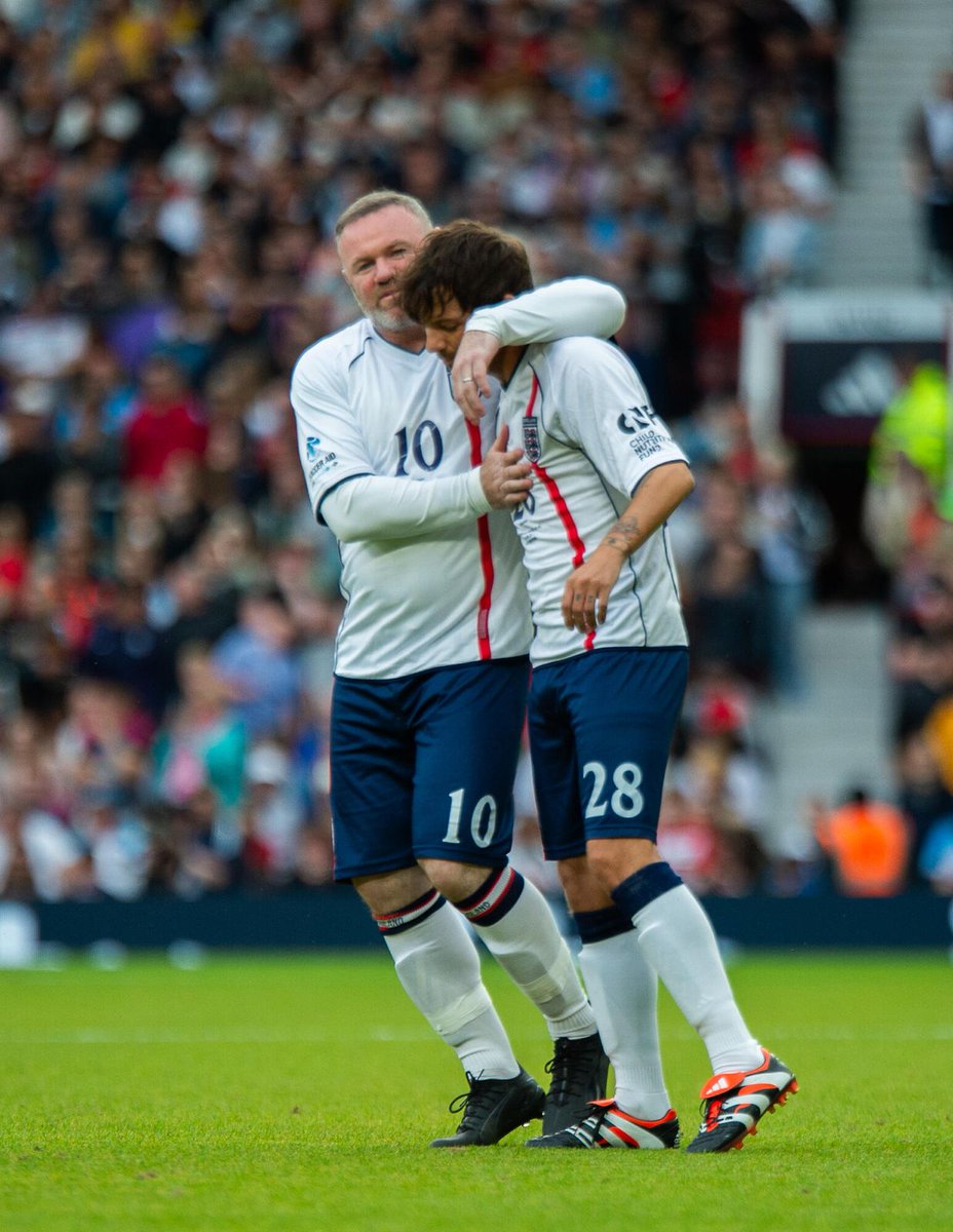 Legends only in this photo 🤝 

<a href="/WayneRooney/">Wayne Rooney</a> | <a href="/Louis_Tomlinson/">Louis Tomlinson</a> | #SoccerAid