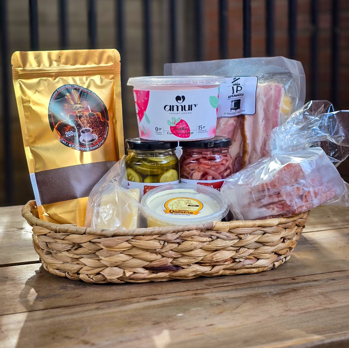 Te podemos llevar este pack de productos mañana miércoles o el día viernes por 200 Bs.

Así como para que pases ambos feriados relajado sin salir de tu casa porque varios estamos yescas para viajar.

Yescas pero bien surtidos.