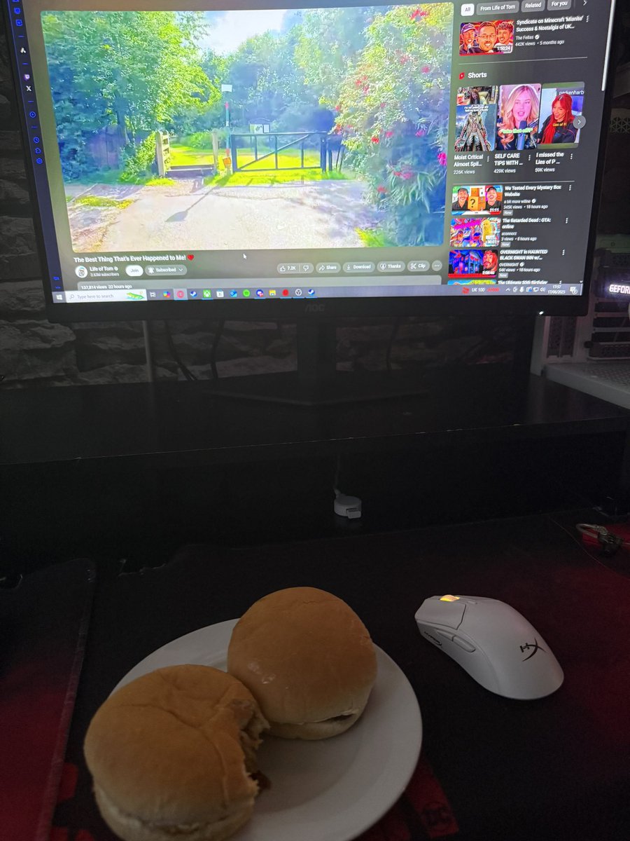 Bacon buttys and <a href="/Syndicate/">Tom</a> vlog pretty chill evening 👌