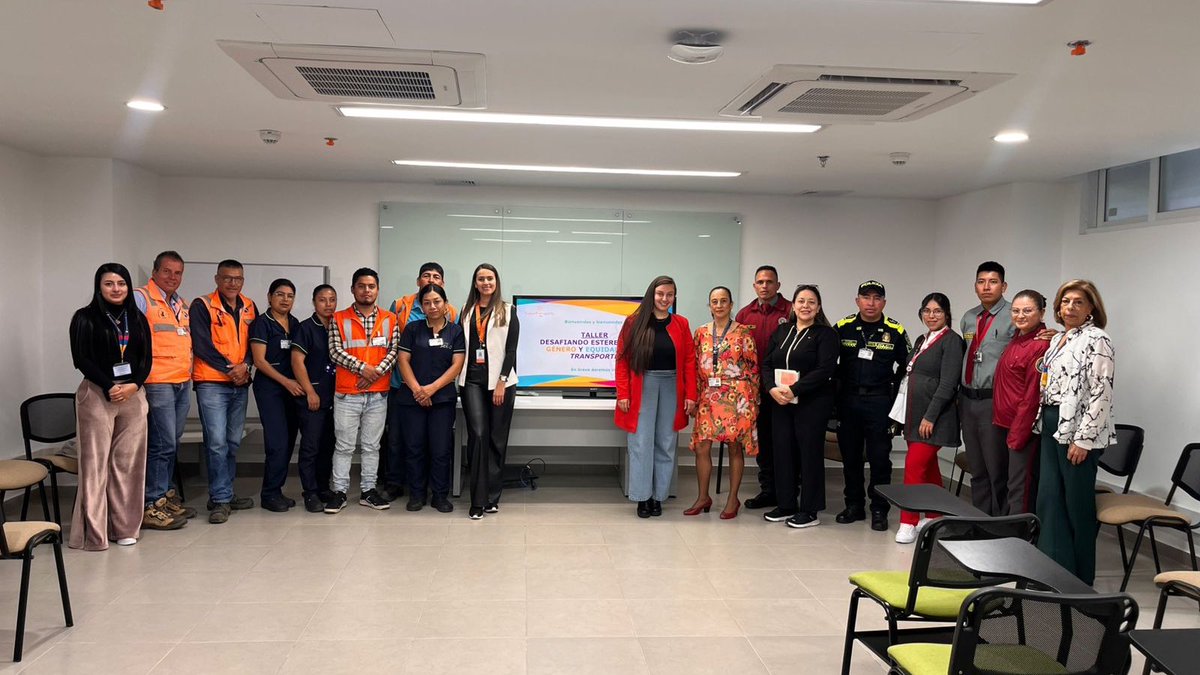 Desde el <a href="/AeropuertoPasto/">Aeropuerto de Pasto Antonio Nariño</a> en Pasto, la Dirección de Prevención, Promoción y Atención a Usuarios desarrolló el taller “Desafiando Estereotipos, Género y Equidad en el Transporte” para aerolíneas y personal de infraestructura ✈️🌈.
Un paso firme hacia una industria más inclusiva 🤝