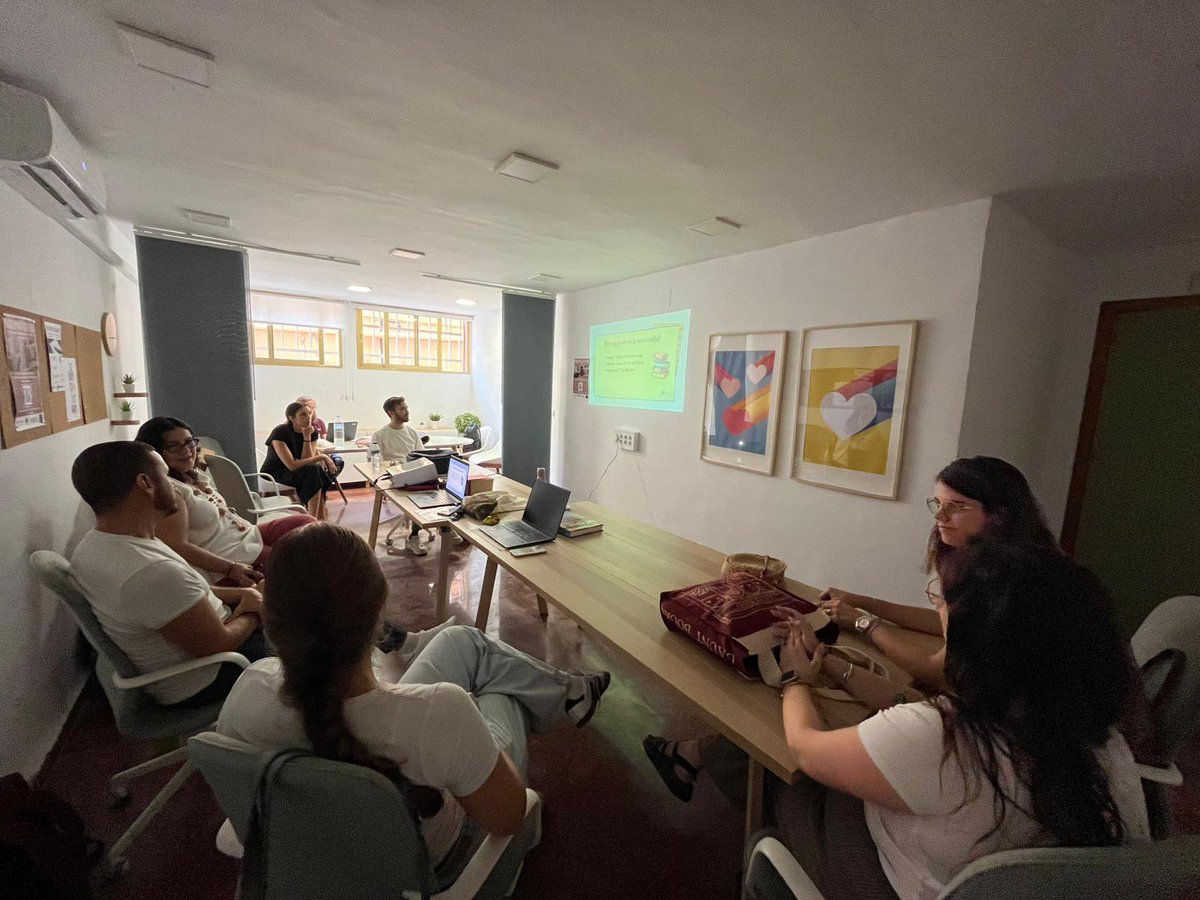 assemblagelit's tweet photo. Hoy nuestra IP @rosarioariasUMA y varios miembros del proyecto han participado en el programa “Hacia la investigación”, compartiendo con estudiantes de secundaria/bachillerato su experiencia en la investigación universitaria. ¡Una jornada inspiradora para futuros investigadores! https://t.co/RkQdoIvKQE