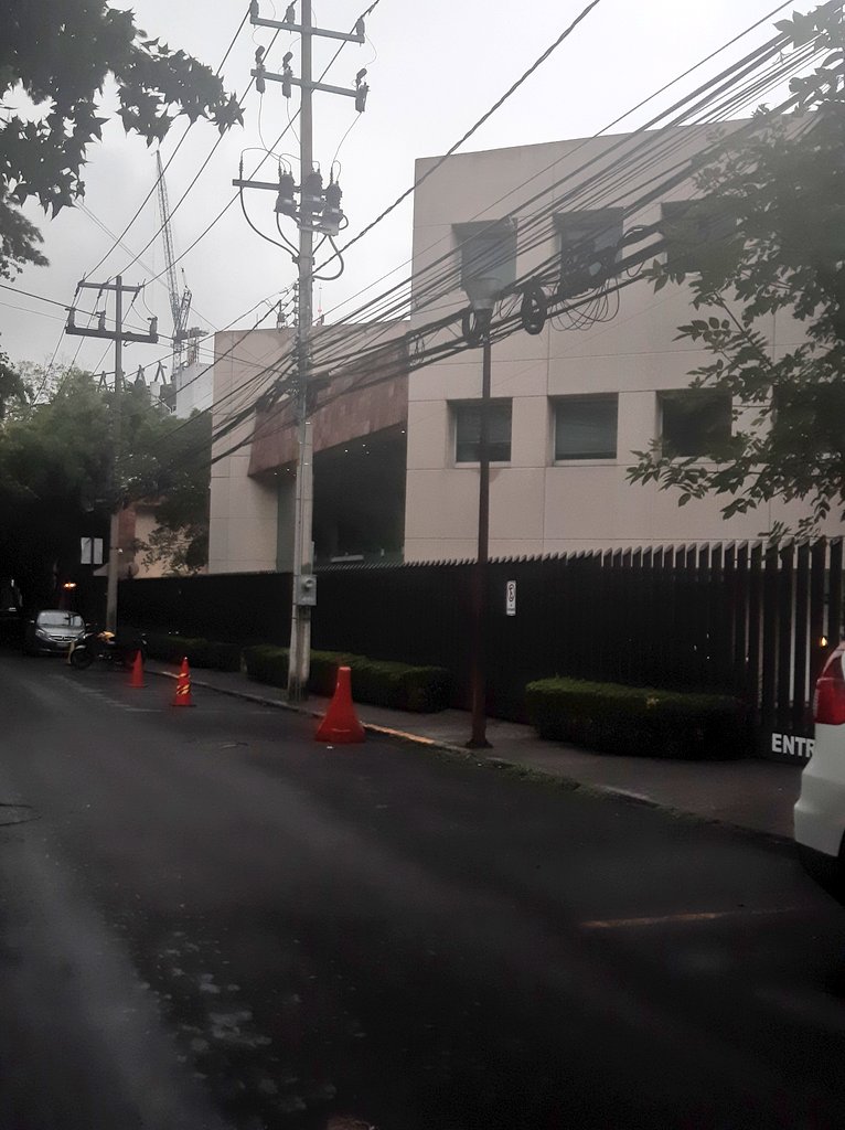 LauLau_Dbroncos's tweet image. Frente al #17 de la calle Pedro Luis Ogazón Col. San Ángel,personal de seguridad aparta las calles argumentando son sus lugares,cuando claramente ellos tienen estacionamiento dentro de sus instalaciones. @supercivicosmx @AlcaldiaAO #poderantigandalla  #gandallas