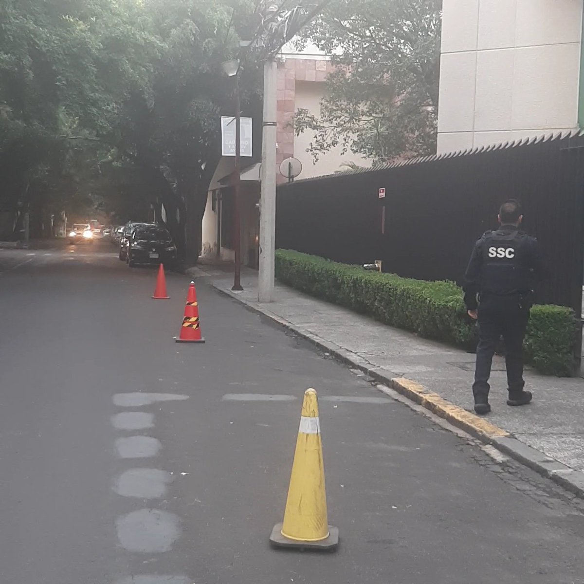 LauLau_Dbroncos's tweet image. Frente al #17 de la calle Pedro Luis Ogazón Col. San Ángel,personal de seguridad aparta las calles argumentando son sus lugares,cuando claramente ellos tienen estacionamiento dentro de sus instalaciones. @supercivicosmx @AlcaldiaAO #poderantigandalla  #gandallas