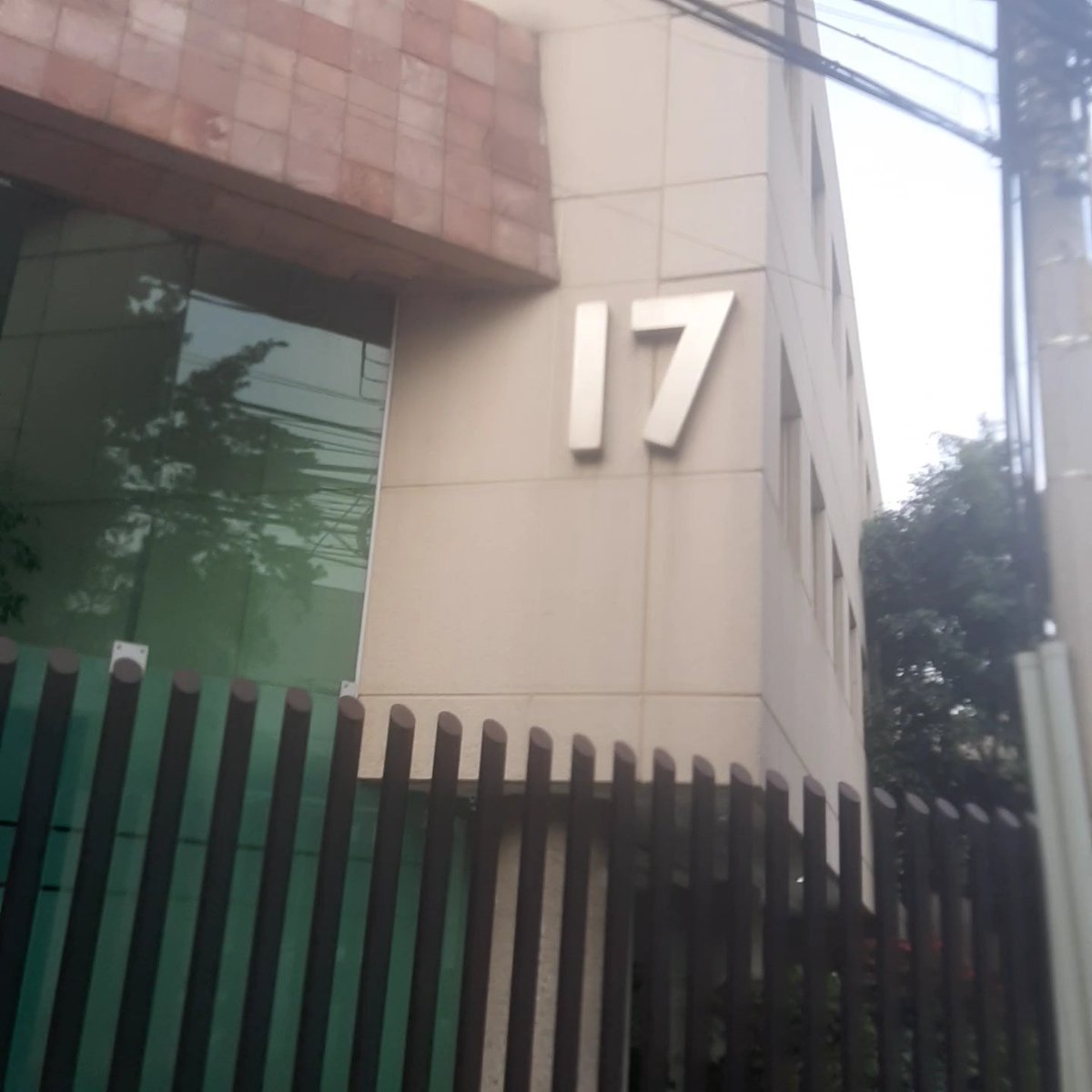 LauLau_Dbroncos's tweet image. Frente al #17 de la calle Pedro Luis Ogazón Col. San Ángel,personal de seguridad aparta las calles argumentando son sus lugares,cuando claramente ellos tienen estacionamiento dentro de sus instalaciones. @supercivicosmx @AlcaldiaAO #poderantigandalla  #gandallas