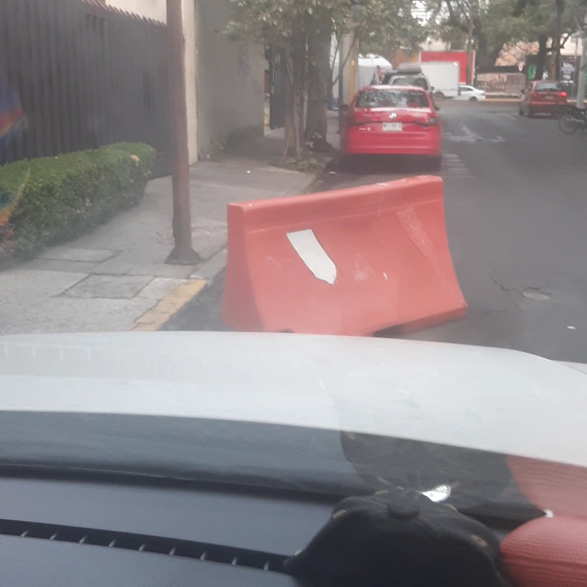 LauLau_Dbroncos's tweet image. Frente al #17 de la calle Pedro Luis Ogazón Col. San Ángel,personal de seguridad aparta las calles argumentando son sus lugares,cuando claramente ellos tienen estacionamiento dentro de sus instalaciones. @supercivicosmx @AlcaldiaAO #poderantigandalla  #gandallas