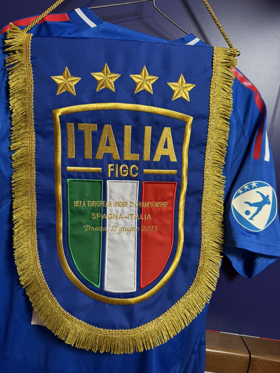 Azzurri's tweet image. 🔜 #SpagnaItalia 👊🏻 

Ore 21 in diretta su Rai 2 🇪🇸🇮🇹

#U21EURO
#Under21 #Azzurrini #VivoAzzurro