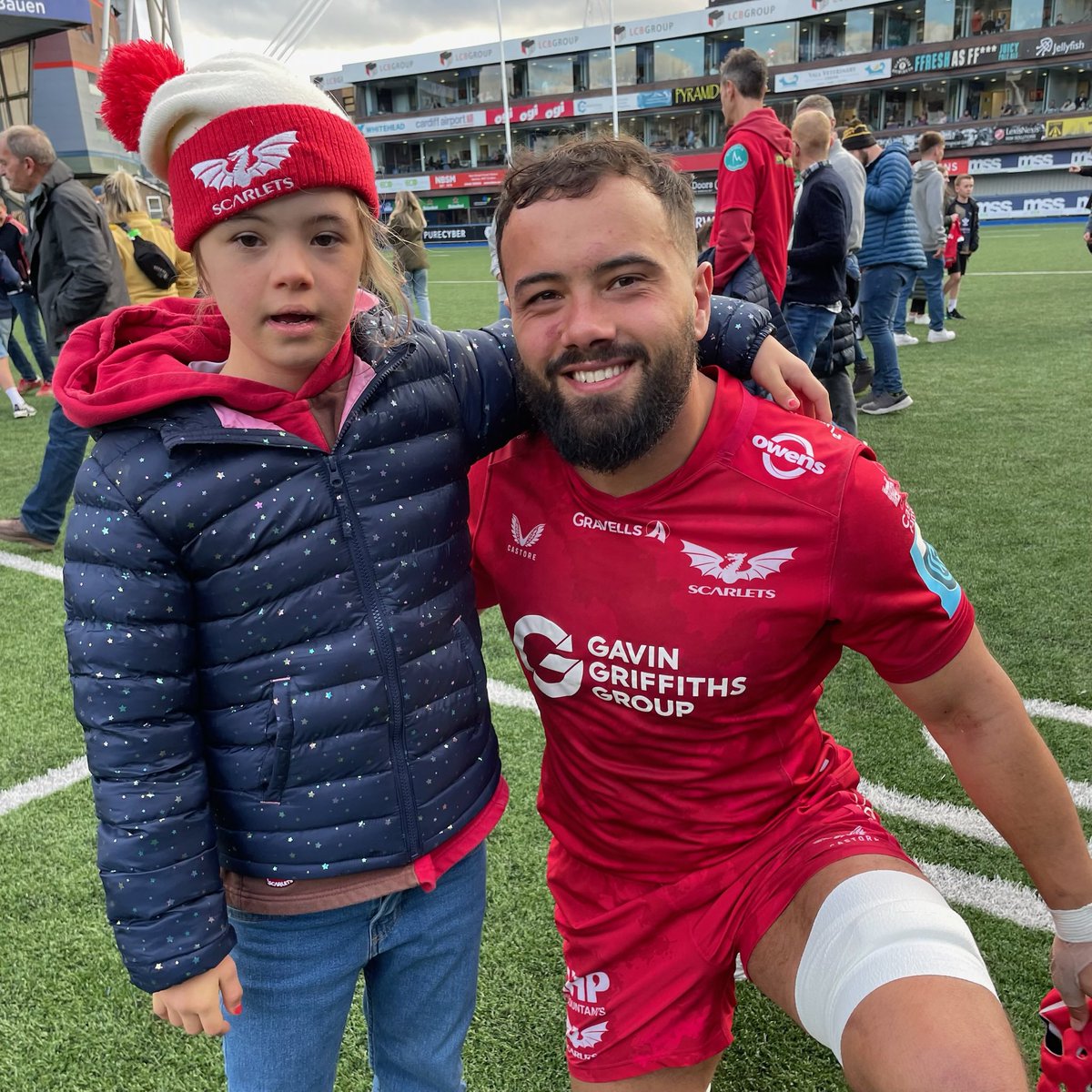UpsNotDowns's tweet photo. @scarlets_rugby @LooseHeadz Meredith loves a cwtch!
#HUGBY https://t.co/nFYRp0gRoc