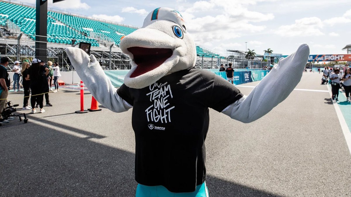 TackleCancer's tweet image. It’s not DCC Day without TD & @UM_Sebastian bringing the energy🐬🧡
Big shoutout to our hype squad on #NationalMascotDay