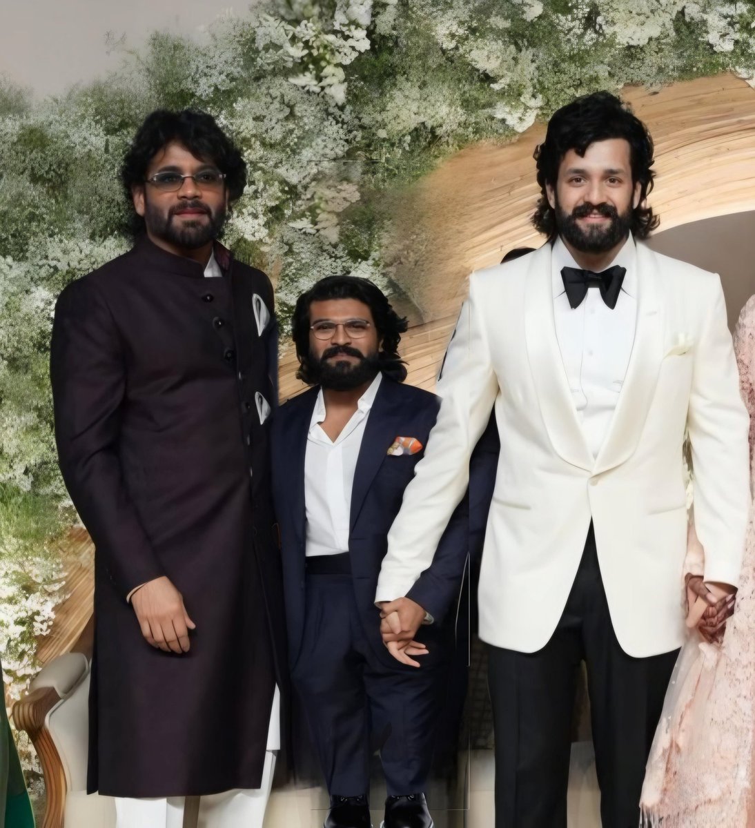 Adhey function ki mana potti marri raju kuda vachadu.. marchipoyinattunav 🤣🤣🤣