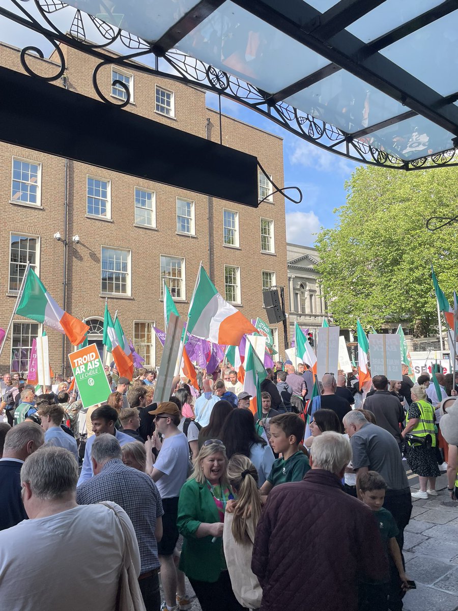 Housing protestors outside the Dáil (Irish Parliament) 

Over two-thirds of young people still live at home with their parents in Ireland 

🏡