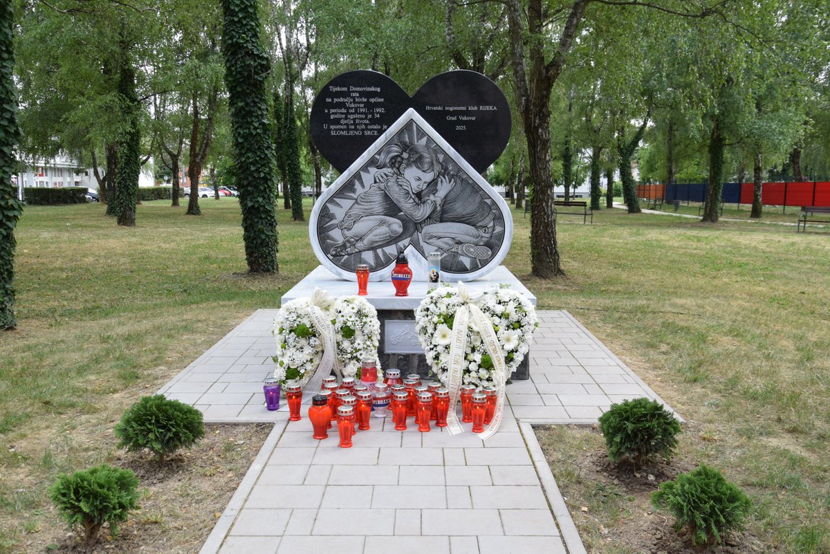 🙏🏻  Danas je u Vukovaru održano svečano otvorenje spomenika  “Slomljeno srce Vukovara”. Spomenik, čiju je izradu financirao HNK Rijeka,  posvećen je ubijenoj djeci koja su stradala u Vukovaru za vrijeme  Domovinskog rata 🔵⚪

🗞️👉 tinyurl.com/34rwmz68