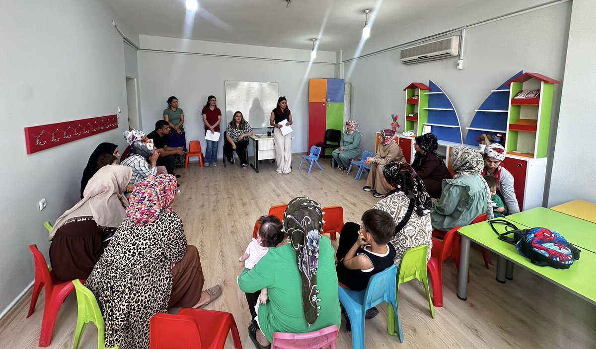 🪁Kadın Müdürlüğümüze bağlı Narin Çok Amaçlı Çocuk ve Aile Merkezi, yaz dönemi oyun atölyesi öğrencilerinin aileleri ve bakım verenlerle toplantı yaparak, kurumu tanıttı. 

⬇️Kurmancî

🪁 Geeinenderiya Jinan a me ya girêdayî Navenda Zarok û Malbatê ya Pirarmanc a Narîn, bi