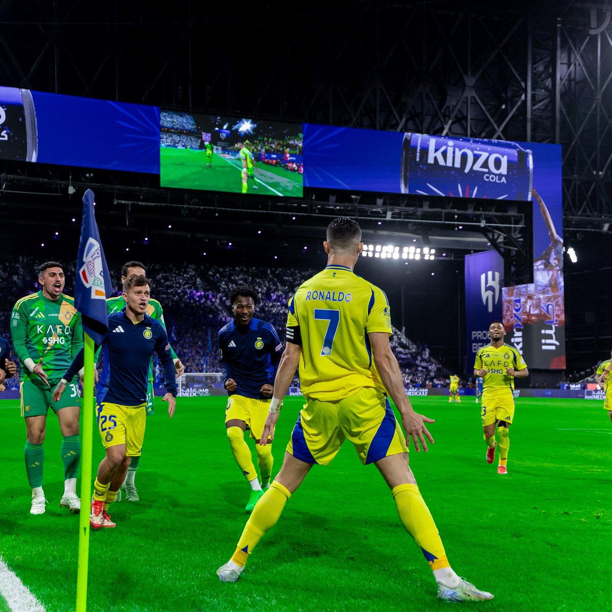 هل كان النادي قريب من التعاقد مع كريستيانو رونالدو ؟ 

ستيف كالزادا (الرئيس التنفيذي للهلال):

"أنني أكن كل الاحترام لرونالدو كلاعب عظيم، كما يعترف به الجميع، إلا أنه من غير المنطقي تمامًا أن تجلب اللاعب الأبرز في فريق خصمك الأكبر ليشارك معك

وخاصةً إذا كانت المدة لا تتجاوز ثلاثة