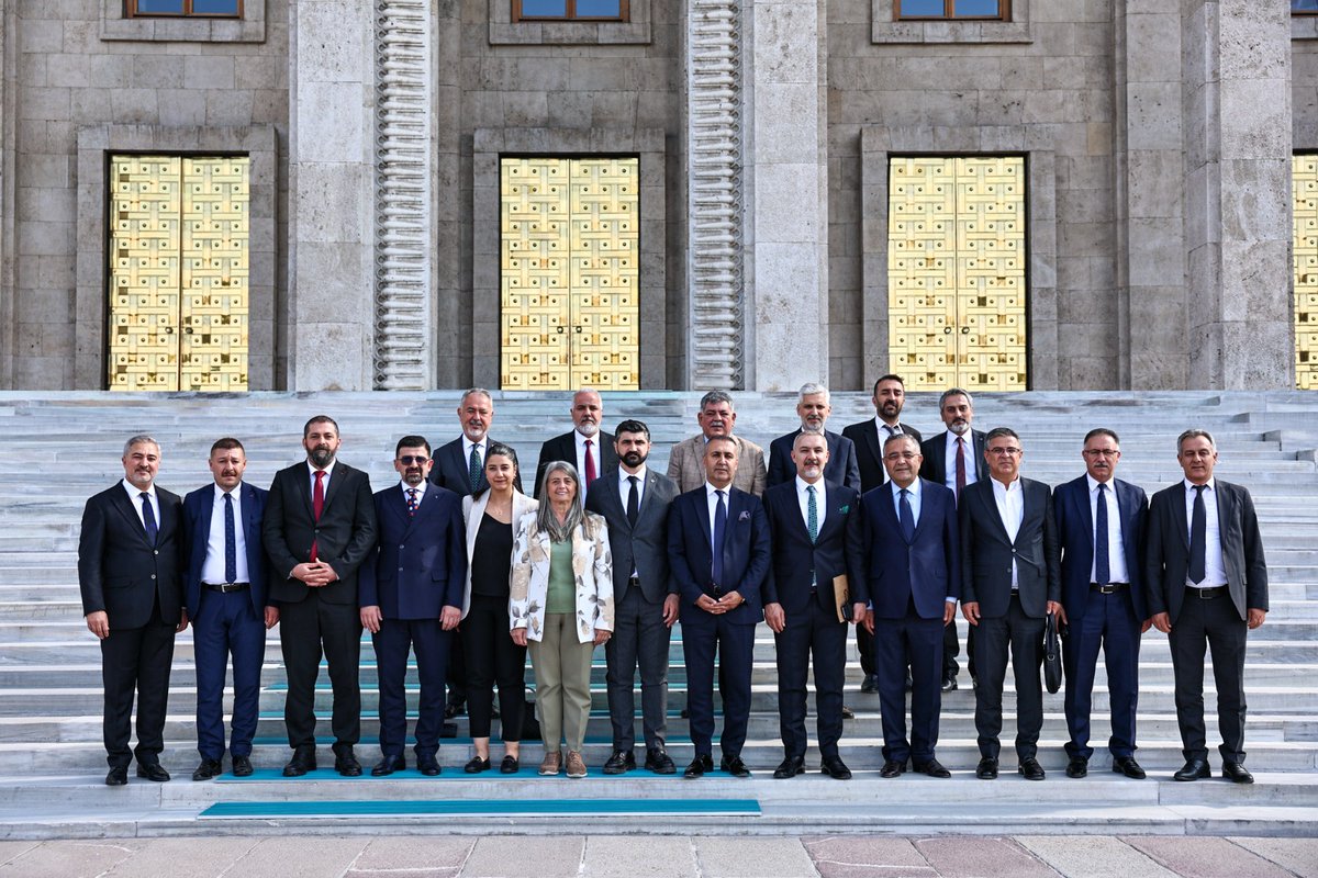 Meclis'te Genel Başkanımızın Bölge Baro Başkanlarının ziyaret kabulüne Grup Başkanvekilimiz, Genel Başkan Yardımcımız ve Milletvekillerimizle birlikte eşlik ettik. 

İçinde bulunduğumuz döneme ilişkin ufuk açıcı bir görüşme oldu. 

Bölge Barolarının Türkiye'nin demokratikleşmesi