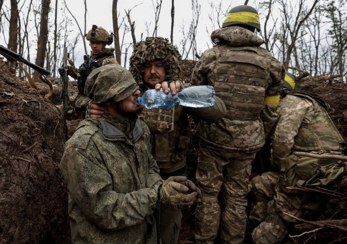 COLLAPSE: <a href="/nexta_tv/">NEXTA</a> is reporting that Russian forces in the Kreminna / Lyman AO are surrendering 'by the dozens'.  According to Ukrainian forces, this wave of voluntary surrenders is larger than any seen throughout the war.  //DEVELOPING//