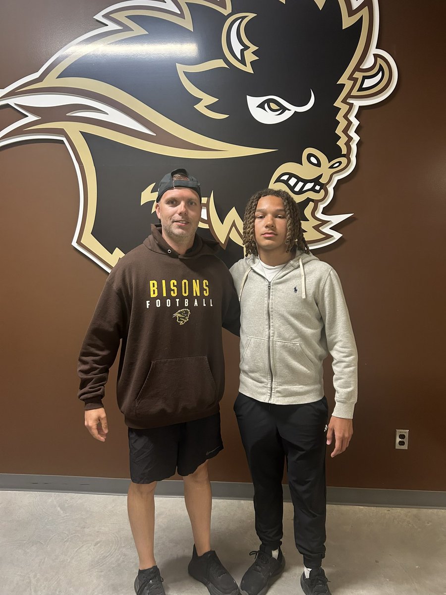 Amyasfurst1's tweet image. I’m beyond blessed to announce that after an amazing meeting with Coach Pierre and @Sean_Ollie i have received my first official offer to the university of Manitoba bisons!  @coachBA89 @op_footballwpg @RecruitReady
