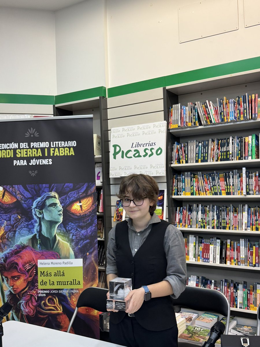 Ayer tuvo lugar en Librerías Picasso la entrega de premios de la XX edición del Premio Literario Jordi Sierra i Fabra para jóvenes. Además, la ganadora, Helena Moreno Padilla presentó su novela junto a y Jordi Sierra i Fabra su editora. Fue una tarde muy emocionante. <a href="/SMlibros_es/">SM Libros</a>