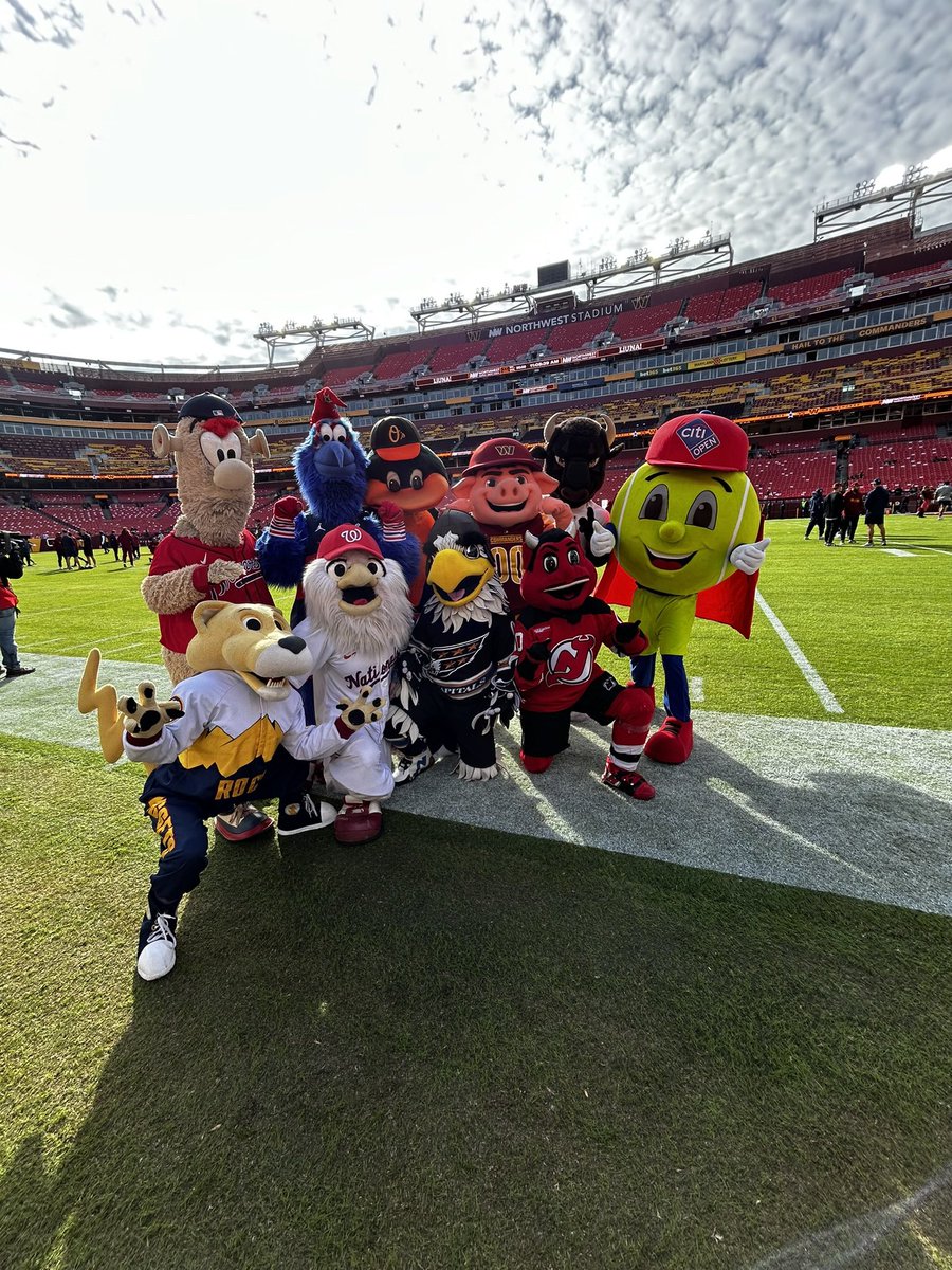 MajorTuddy's tweet image. i ❤️ my crazy friends. #NationalMascotDay
