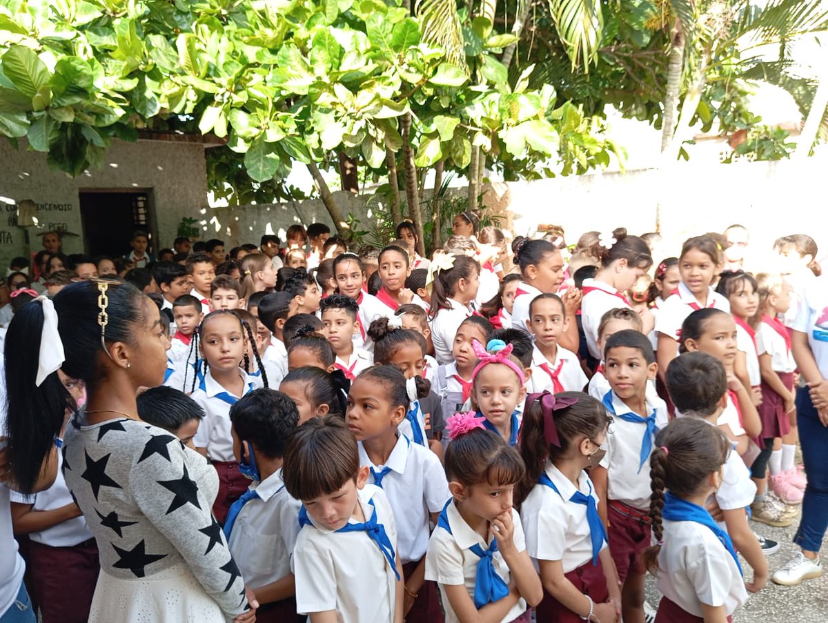 👉 Desarrollado acto de homenaje al Generalísimo en el aniversario 120 de su muerte.

👉 Presentes educandos, familias y trabajadores de la Escuela Primaria Máximo Gómez Báez; funcionarios del #ICAPHolguín y la #DGEMHolguín

#HonorHolguinero
#Cuba