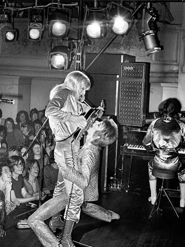 TheRealMickRock's tweet image. “I have often been asked what inspired me to become such an unrepentant slave to the camera, and I have one clear answer: the extreme good fortune I had in exposing the unique charisma of many of my early subjects.”
@DavidBowieReal and Mick Ronson at Oxford Town Hall, 1972