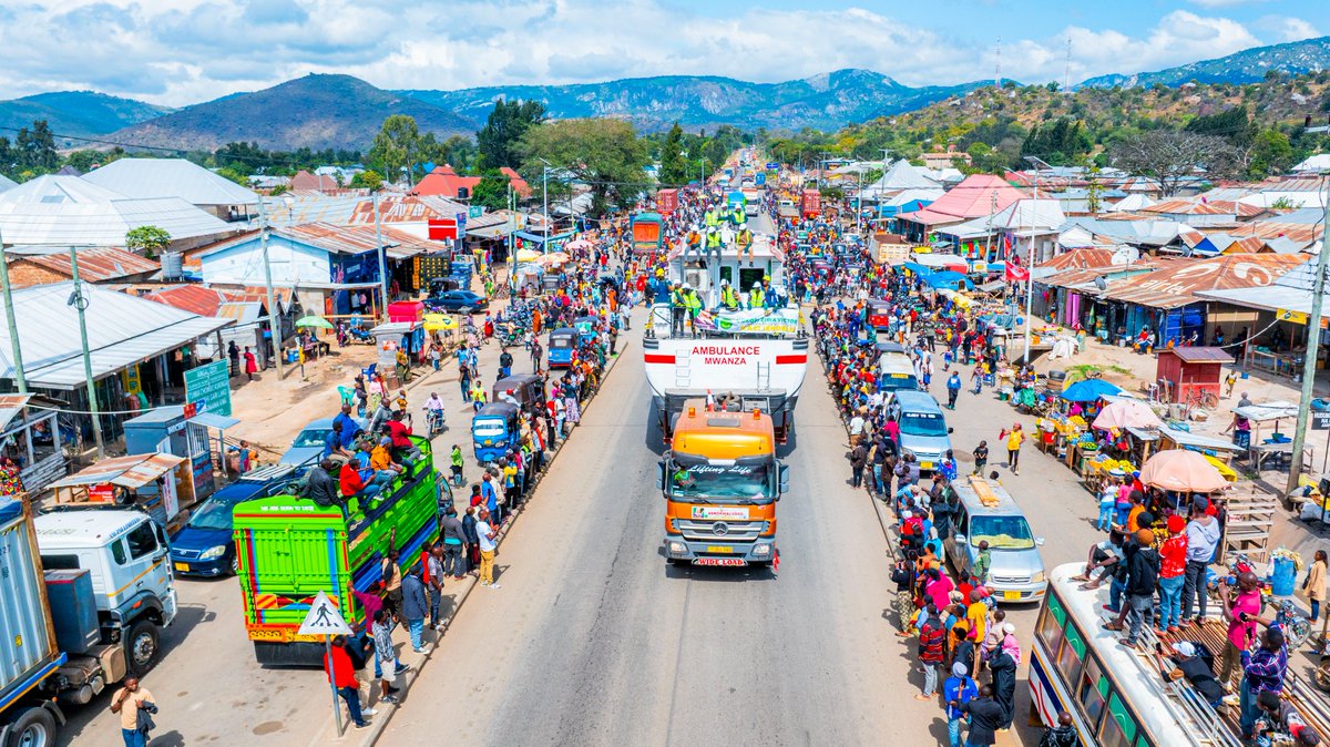 Kiongozi wa vitendo.

Tegemeo la wananchi.

#TikiKwaSamia
