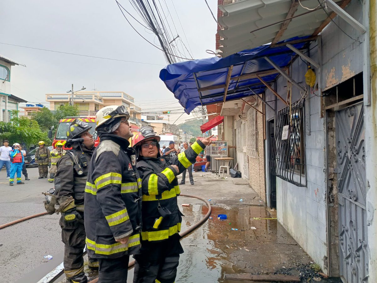Como parte de las labores, nuestros bomberos abrieron un boquete en la pared de una vivienda contigua. Se efectúan trabajos para refrescar el área.

Personal paramédico brinda atención a dos féminas que presentan crisis nerviosa. 

Al momento, la novedad se encuentra controlada.