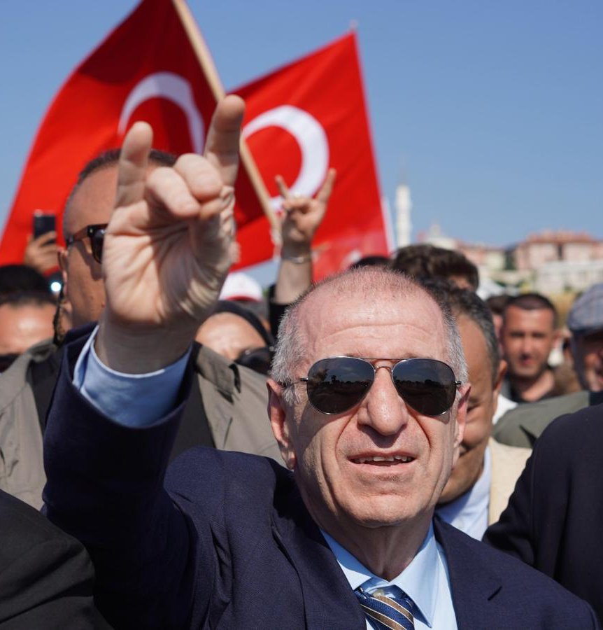 Zafer Partisi genel başkanı Ümit Özdağ 148 gün sonra Silivri Marmara cezaevinden tahliye edildi.