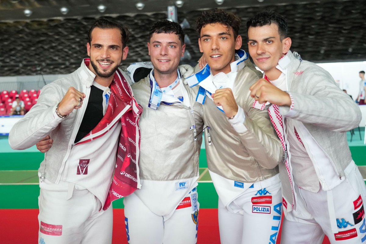 ItaliaTeam_it's tweet photo. TUTTI PER UNO
… e uno per tutti! 💪

È così che si vince un ARGENTO europeo nella sciabola maschile a squadre! 🥈

Luca Curatoli, Michele Gallo, Matteo Neri e Pietro Torre arrivano fino in fondo e si arrendono solo all’Ungheria!

Incetta di medaglie a Genovaaaaaaaaaa 😍

#ItaliaTeam @Federscherma