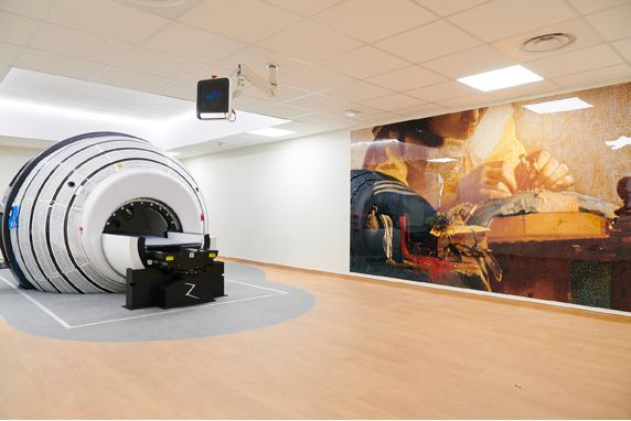 The world-renowned Lariboisière Hospital in Paris begins clinical treatments with ZAP-X. The vault-free ZAP-X was installed via an opening in the building’s original façade, dating from 1854. Inside the treatment suite, Johannes Vermeer’s iconic painting The Lacemaker, a symbol