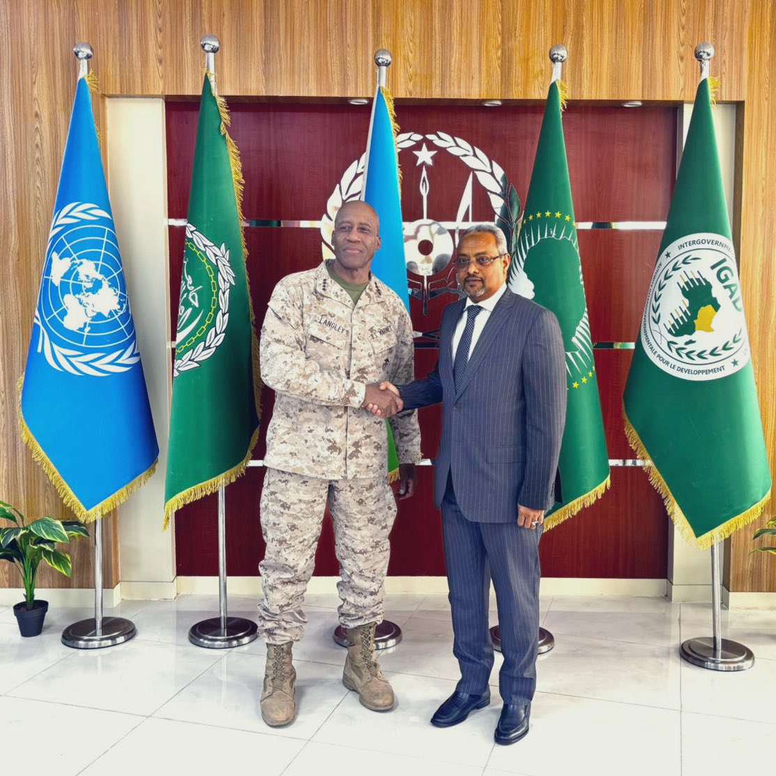 MAECIDJIBOUTI's tweet image. S.E Abdoulkader Houssein Omar a reçu cet après-midi dans le cadre d’une visite d’adieu le Général Michael E. Langley, Commandant d’AFRICOM. @MAECIDJIBOUTI @USAfricaCommand