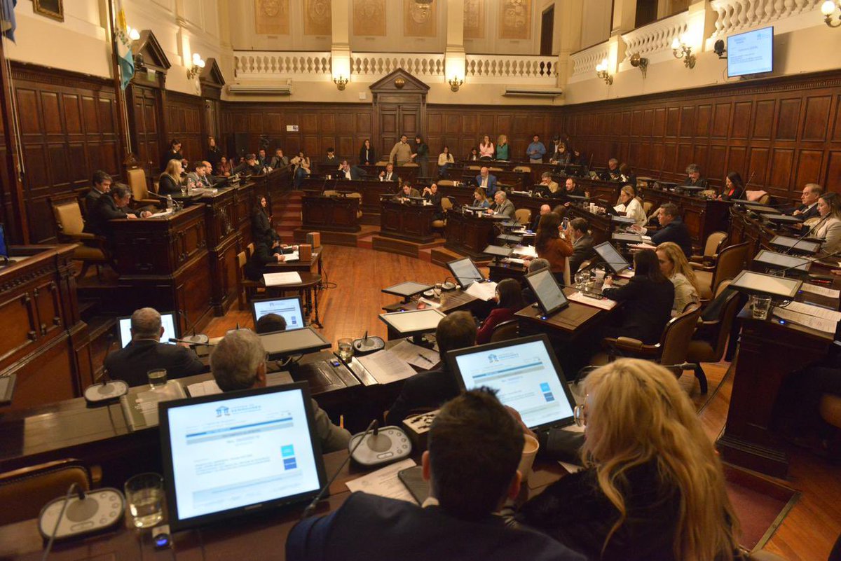 No miramos para otro lado.

Celebro el paso adelante que implica la aprobación de la ley de Seguridad Ciudadana, que faculta a los cuerpos de preventores municipales a sumar funciones e instrumentos disuasivos del delito, como las pistolas Taser.

En la <a href="/ciudaddemendoza/">Ciudad de Mendoza</a> , nos