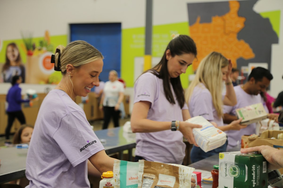 ACFB's tweet image. We are thankful for our friends at @Accenture. Through their year-round volunteerism, employee giving, and direct support, they have helped us provide over 45,000 meals for our neighbors in crisis.
Thank you for lending a helping hand. 🧡