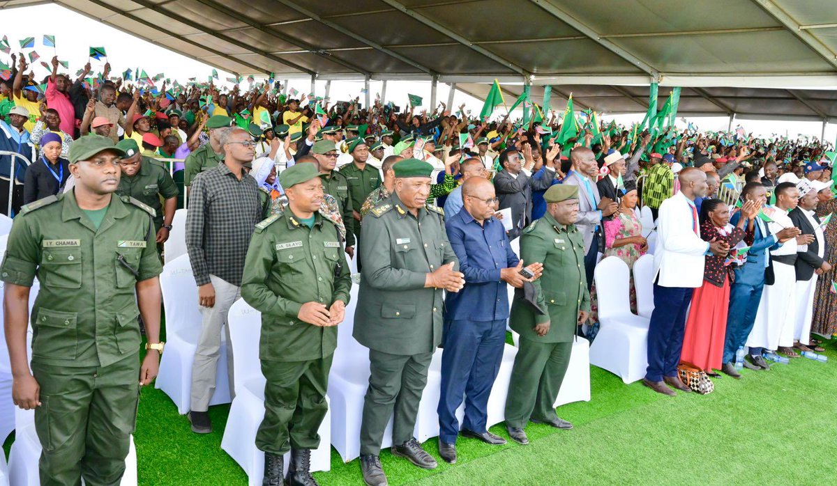 Sehemu ya Wananchi wa Itilima waliohudhuria mkutano wa hadhara wa Rais wa Jamhuri ya Muungano wa Tanzania, Mhe. Dkt. Samia Suluhu Hassan uliofanyika katika viwanja vya Stendi ya mabasi tarehe 17 Juni, 2025.