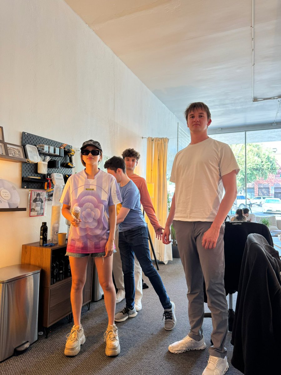 shosquared's tweet image. 6’8 and 4’8 co-founder combo 🤝🏻 @felixmschlegel @marvinvonhagen