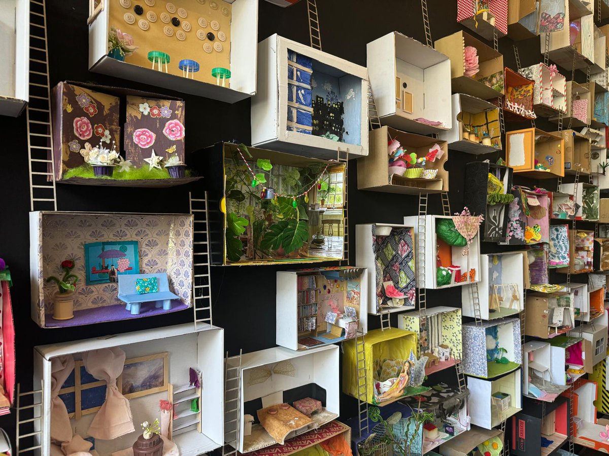 WWRefugees's tweet image. Hurry - there's only one more day to see our @giantdollshouse 'Voices of Wandsworth' installation at @batterseaartscentre!
Created by over 200 children and adults living in Wandsworth to mark #RefugeeWeek, the art explores what home, community, and sanctuary mean.