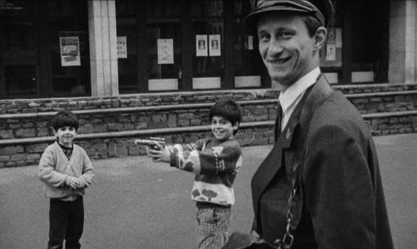 cinepastor's tweet photo. Película 198-2025: (***) "Ocurrió cerca de su casa"
("C´est arrivé près de chez vous", #RémyBelvaux, #AndréBonzel, #BenoitPoelvoorde, 1992)
"Película enfermiza", así la definió #DanielMonzón.
Una brutal y macabra sátira que no dejó indiferente a nadie.
#FalsoDocumental https://t.co/xZFqMLRjv5