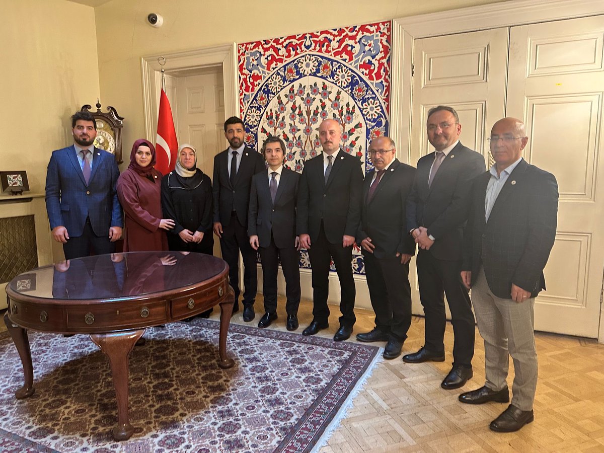 UID Birleşik Krallık yeni yönetimini Büyükelçiliğimizde ağırladık.

Pleased to host the new board of <a href="/UK_UID/">UID UK</a> at our Embassy.