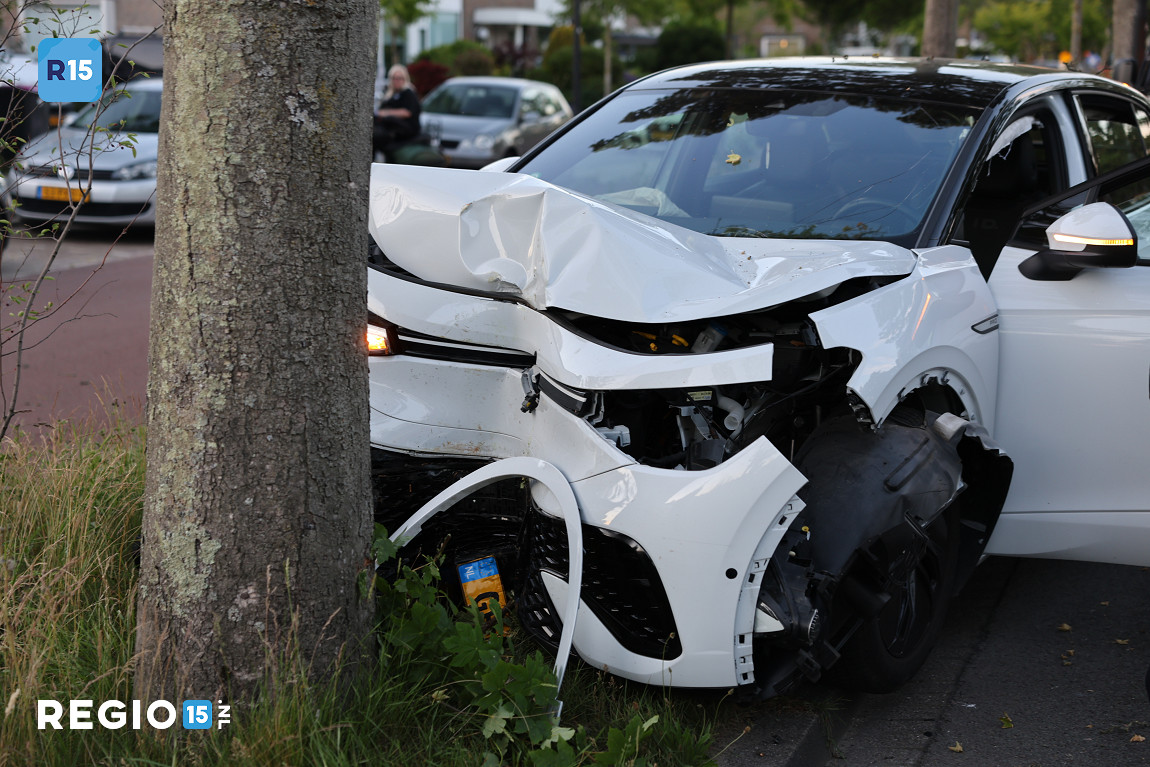 Een auto is vanavond frontaal tegen een boom gebotst nadat de bestuurder moest uitwijken voor een kat op de Sir Winston Churchilllaan in Rijswijk regio15.nl/nieuws/ongeval…